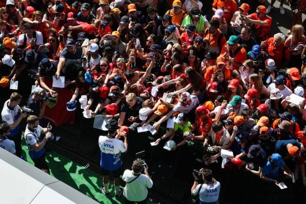 RICCIARDO Daniel (aus), Visa Cash App RB F1 Team VCARB 01, portrait spectators, fans, autograph session during the Formula 1 Qatar Airways Austrian Grand Prix 2024, 11th round of the 2024 Formula One World Championship, WM, Weltmeisterschaft from June 28 to 30, 2024 on the Red Bull Ring, in Spielberg, Austria - F1 - AUSTRIAN GRAND PRIX 2024 DPPI Panoramic  240630_R11_AUSTRIA_DP_AV3_1118