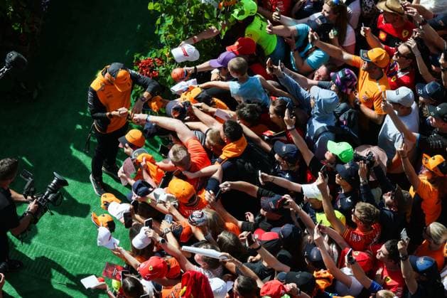 NORRIS Lando (gbr), McLaren F1 Team MCL38, portrait spectators, fans, autograph session during the Formula 1 Qatar Airways Austrian Grand Prix 2024, 11th round of the 2024 Formula One World Championship, WM, Weltmeisterschaft from June 28 to 30, 2024 on the Red Bull Ring, in Spielberg, Austria - F1 - AUSTRIAN GRAND PRIX 2024 DPPI Panoramic  240630_R11_AUSTRIA_DP_AV3_0921