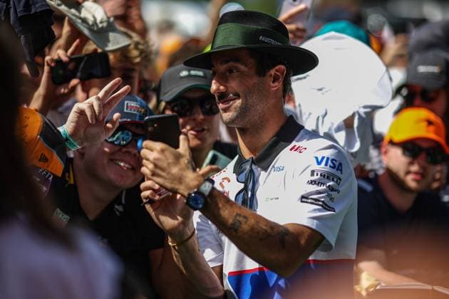 RICCIARDO Daniel (aus), Visa Cash App RB F1 Team VCARB 01, portrait spectators, fans during the Formula 1 Qatar Airways Austrian Grand Prix 2024, 11th round of the 2024 Formula One World Championship, WM, Weltmeisterschaft from June 28 to 30, 2024 on the Red Bull Ring, in Spielberg, Austria - F1 - AUSTRIAN GRAND PRIX 2024 DPPI Panoramic  240630_R11_AUSTRIA_DP_XB3_9986