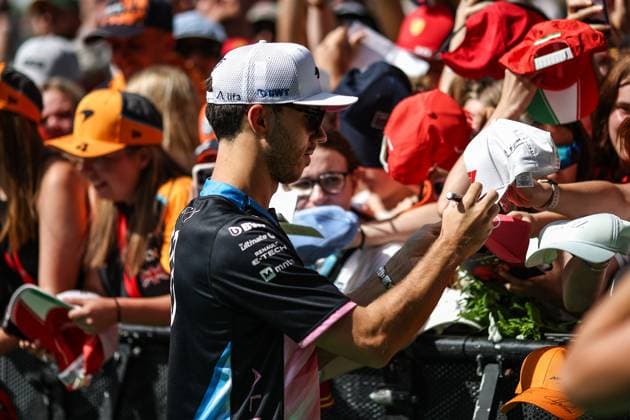 GASLY Pierre (fra), Alpine F1 Team A524, portrait spectators, fans during the Formula 1 Qatar Airways Austrian Grand Prix 2024, 11th round of the 2024 Formula One World Championship, WM, Weltmeisterschaft from June 28 to 30, 2024 on the Red Bull Ring, in Spielberg, Austria - F1 - AUSTRIAN GRAND PRIX 2024 DPPI Panoramic  240630_R11_AUSTRIA_DP_XB3_0045