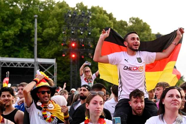 Fans at the UEFA EURO 2024 Fan Zone at the Brandenburg Gate Berlin, 29 06 2024 Foto:xF.xKernx xFuturexImagex fanzone2906_4633