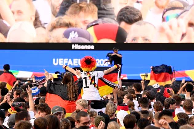 Fans at the UEFA EURO 2024 Fan Zone at the Brandenburg Gate Berlin, 29 06 2024 Foto:xF.xKernx xFuturexImagex fanzone2906_4637