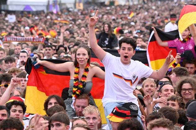 Fans at the UEFA EURO 2024 Fan Zone at the Brandenburg Gate Berlin, 29 06 2024 Foto:xF.xKernx xFuturexImagex fanzone2906_4638