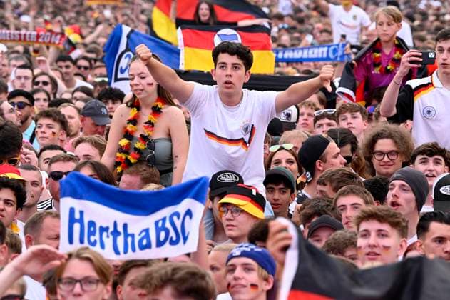 Fans at the UEFA EURO 2024 Fan Zone at the Brandenburg Gate Berlin, 29 06 2024 Foto:xF.xKernx xFuturexImagex fanzone2906_4640