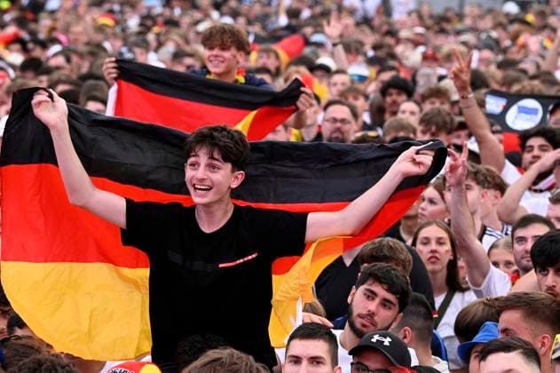 Fans at the UEFA EURO 2024 Fan Zone at the Brandenburg Gate Berlin, 29 06 2024 Foto:xF.xKernx xFuturexImagex fanzone2906_4641