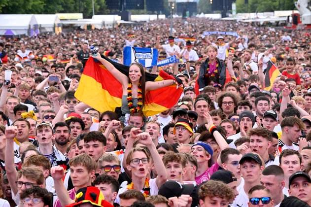 Fans at the UEFA EURO 2024 Fan Zone at the Brandenburg Gate Berlin, 29 06 2024 Foto:xF.xKernx xFuturexImagex fanzone2906_4642