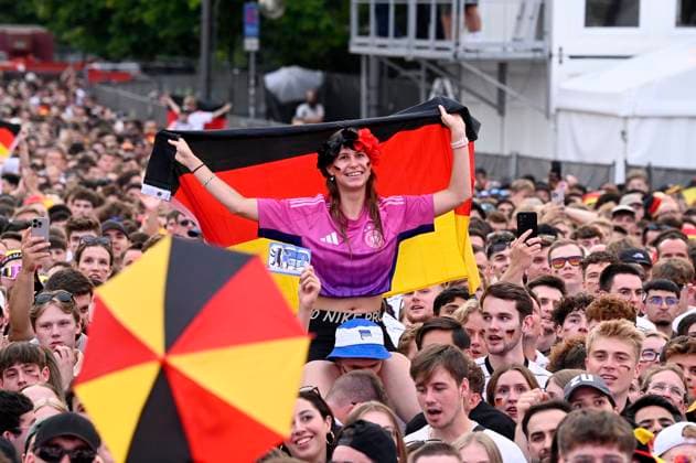 Fans at the UEFA EURO 2024 Fan Zone at the Brandenburg Gate Berlin, 29 06 2024 Foto:xF.xKernx xFuturexImagex fanzone2906_4644