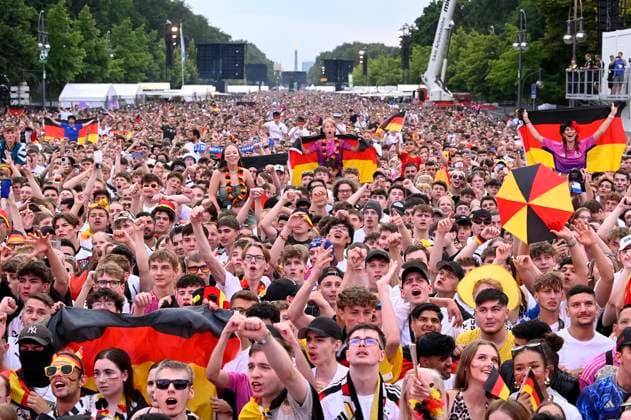 Fans at the UEFA EURO 2024 Fan Zone at the Brandenburg Gate Berlin, 29 06 2024 Foto:xF.xKernx xFuturexImagex fanzone2906_4646