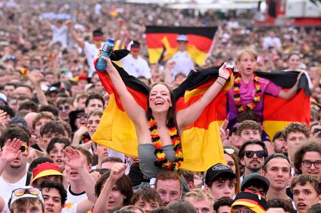 Fans at the UEFA EURO 2024 Fan Zone at the Brandenburg Gate Berlin, 29 06 2024 Foto:xF.xKernx xFuturexImagex fanzone2906_4648