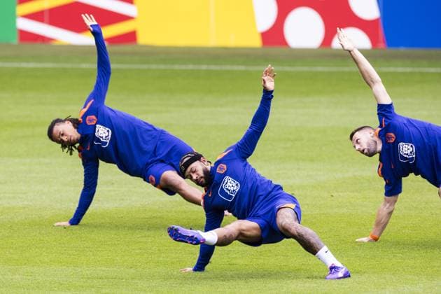 Bilder des Jahres 2024, Sport 06 Juni Sport Themen der Woche KW26 Sport Bilder des Tages WOLFSBURG - (l-r) Nathan Ake, Memphis Depay, Stefan De Vrij during a training session of the Dutch national team, Nationalteam at the AOK Stadium on June 30, 2024 in Wolfsburg, Germany. The Dutch national team is preparing for the eighth finals at the European Football Championship in Germany against Romania. ANP KOEN VAN WEEL UEFA EURO, EM, Europameisterschaft,Fussball 2024 Germany 2024 xVIxANPxSportx xxANPxIVx 502412554 originalFilename: 502412554.jpg