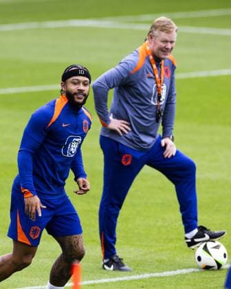 WOLFSBURG - Memphis Depay, National Coach Ronald Koeman during a training session of the Dutch national team, Nationalteam at the AOK Stadium on June 30, 2024 in Wolfsburg, Germany. The Dutch national team is preparing for the eighth finals at the European Football Championship in Germany against Romania. ANP KOEN VAN WEEL UEFA EURO, EM, Europameisterschaft,Fussball 2024 Germany 2024 xVIxANPxSportx xxANPxIVx 502412959 originalFilename: 502412959.jpg