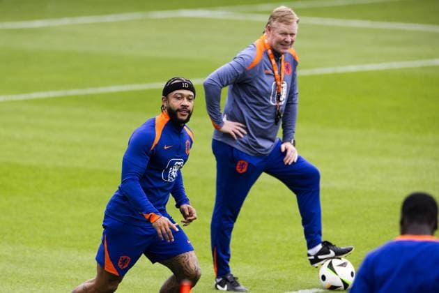 WOLFSBURG - Memphis Depay, National Coach Ronald Koeman during a training session of the Dutch national team, Nationalteam at the AOK Stadium on June 30, 2024 in Wolfsburg, Germany. The Dutch national team is preparing for the round of 16 at the European Football Championship in Germany against Romania. ANP KOEN VAN WEEL UEFA EURO, EM, Europameisterschaft,Fussball 2024 Germany 2024 xVIxANPxSportx xxANPxIVx 502412966 originalFilename: 502412966.jpg