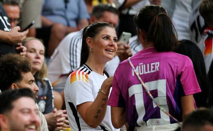 BAU 29 06 2024 Dortmund European Football Championship 2024 round of 16 Germany vs Denmark, from left Lina Kimmich wife of Joshua Kimmich in conversation with Lisa Müller wife of Thomas Müller in the stands