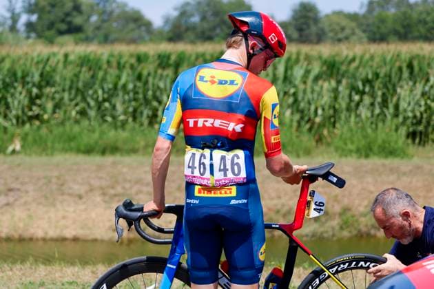 Tour de France 2024 - Stage 02 BOLOGNA, ITALY - JUNE 30 : Skujins Toms (NED) of Lidl - Trek having a technical issue during stage 2 of the 111th edition of the Tour de France 2024 cycling race, a stage of 199 kms with start in Cesenatico and finish in Bologna on June 30, 2024 in Bologna, Italy, 30 06 2024 Bologna Italy  Copyright: xJanxDexMeuleneirx