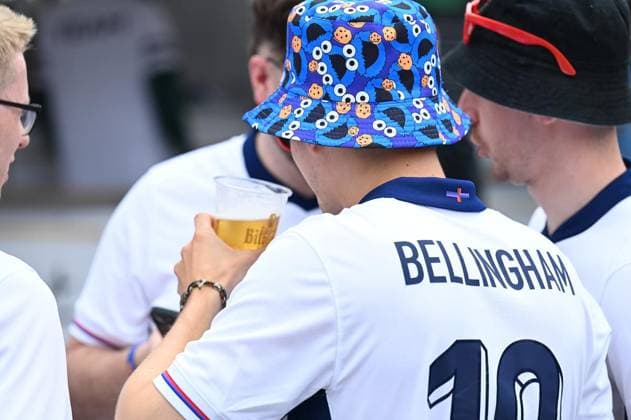 Football Euro 2024 in Gelsenkirchen FOR EDITORIAL PURPOSES ONLY EDITORIAL USE ONLY p Fans celebrate on Sunday 30 06 2024 in Gelsenkirchen the teams of England and Slovakia before the match of the European Football Championship in the Veltins Arena Germany NRW Gelsenkirchen Copyright IngoxOtto Copyright: IngoxOtto doc7w3dkobm9l215r5eebz2 ,EDITORIAL USE ONLY Copyright: IngoxOtto