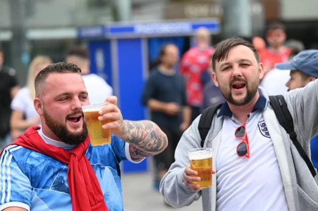 Football Euro 2024 in Gelsenkirchen FOR EDITORIAL PURPOSES ONLY EDITORIAL USE ONLY p Fans celebrate on Sunday 30 06 2024 in Gelsenkirchen the teams of England and Slovakia before the match of the European Football Championship in the Veltins Arena Germany NRW Gelsenkirchen Copyright IngoxOtto Copyright: IngoxOtto doc7w3dkog3gqfwi275ngz ,EDITORIAL USE ONLY Copyright: IngoxOtto