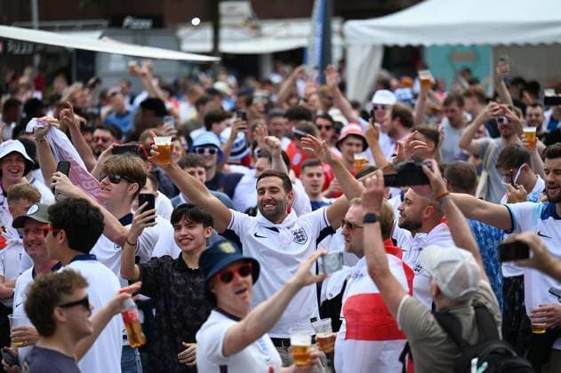 Football Euro 2024 in Gelsenkirchen FOR EDITORIAL PURPOSES ONLY EDITORIAL USE ONLY p Fans celebrate on Sunday 30 06 2024 in Gelsenkirchen the teams of England and Slovakia before the match of the European Football Championship in the Veltins Arena Germany NRW Gelsenkirchen Copyright IngoxOtto Copyright: IngoxOtto doc7w3dlo1mo4x1j9iahacv ,EDITORIAL USE ONLY Copyright: IngoxOtto