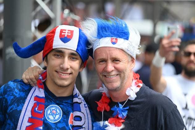 Football Euro 2024 in Gelsenkirchen FOR EDITORIAL PURPOSES ONLY EDITORIAL USE ONLY p Fans celebrate on Sunday 30 06 2024 in Gelsenkirchen the teams of England and Slovakia before the match of the European Football Championship in the Veltins Arena Germany NRW Gelsenkirchen Copyright IngoxOtto Copyright: IngoxOtto doc7w3docljhhz967up9dw ,EDITORIAL USE ONLY Copyright: IngoxOtto