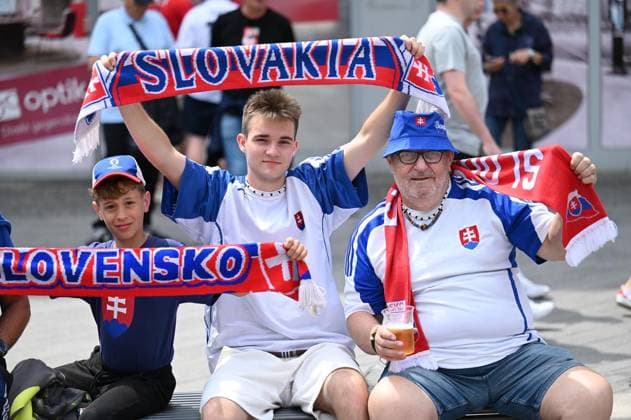 Football Euro 2024 in Gelsenkirchen FOR EDITORIAL PURPOSES ONLY EDITORIAL USE ONLY p Fans celebrate on Sunday 30 06 2024 in Gelsenkirchen the teams of England and Slovakia before the match of the European Football Championship in the Veltins Arena Germany NRW Gelsenkirchen Copyright IngoxOtto Copyright: IngoxOtto doc7w3ds1rawwxx04yioj5 ,EDITORIAL USE ONLY Copyright: IngoxOtto