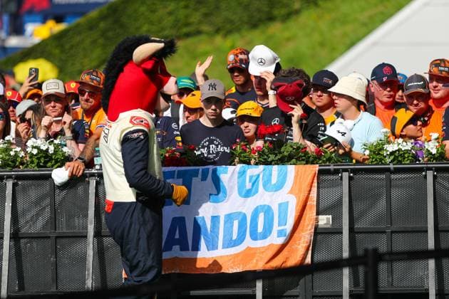 Supporters waiting for the drivers during Race day of Formula 1 Qatar Airways Austrian Grand Prix 2024, RedBull Ring, Spielberg, Austria 30th June 2024  Copyright: xAlessioxDexMarco IPAxSportx xipax xx IPA_47618030 IPA_Agency_IPA47618030