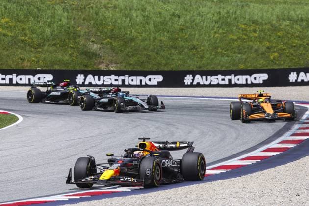 01 VERSTAPPEN Max (nld), Red Bull Racing RB20, action leads the group during the Formula 1 Qatar Airways Austrian Grand Prix 2024, 11th round of the 2024 Formula One World Championship, WM, Weltmeisterschaft from June 28 to 30, 2024 on the Red Bull Ring, in Spielberg, Austria - F1 - AUSTRIAN GRAND PRIX 2024 DPPI Panoramic  AV3_2488