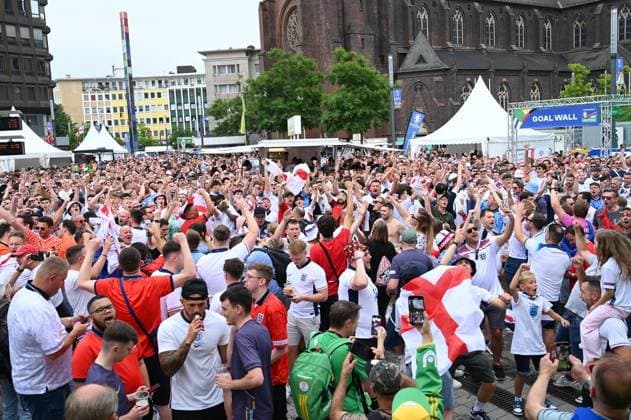 Football Euro 2024 in Gelsenkirchen FOR EDITORIAL PURPOSES ONLY EDITORIAL USE ONLY p Fans celebrate on Sunday 30 06 2024 in Gelsenkirchen the teams of England and Slovakia before the match of the European Football Championship in the Veltins Arena Germany NRW Gelsenkirchen Copyright IngoxOtto Copyright: IngoxOtto doc7w3famzetwz9a4pr32e ,EDITORIAL USE ONLY Copyright: IngoxOtto