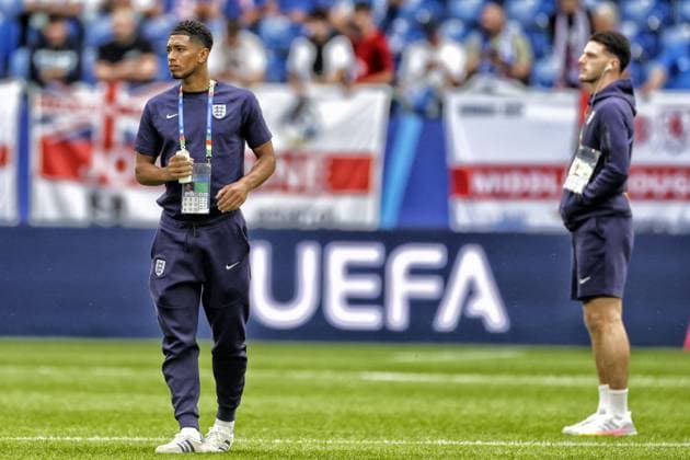 GELSENKIRCHEN, 30-06-20204, Stadium Veltins Arena, European Football Championship Euro2024, Round of 16 match no.40 between England and Slovakia. England player Jude Bellingham inspecting the pitch England - Slovakia (Euro2024)  x25640405x Copyright: