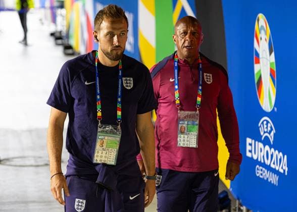 Football - UEFA EURO, EM, Europameisterschaft,Fussball 2024 - Round of 16 - England v Slovakia GELSENKIRCHEN, GERMANY - Sunday, June 30, 2024: England s captain Harry Kane arrives before the UEFA Euro 2024 Round of 16 match between England and Slovakia at the Arena AufSchalke. (Photo by David Rawcliffe Propaganda) GELSENKIRCHEN Arena AufSchalke NORTH RHINE-WESTPHALIA GERMANY  Copyright: xDavidxRawcliffex P2024-06-30-England_Slovakia-2
