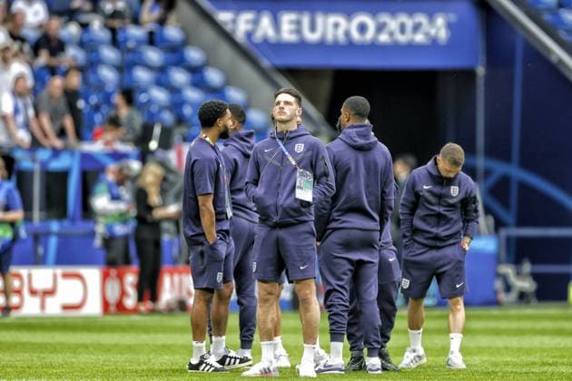 GELSENKIRCHEN, 30-06-20204, Stadium Veltins Arena, European Football Championship Euro2024, Round of 16 match no.40 between England and Slovakia. England player Declan Rice inspecting the pitch England - Slovakia (Euro2024)  x25640439x Copyright: