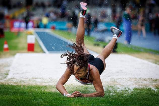 Sport Themen der Woche KW26 Sport Bilder des Tages Deutsche Leichtathletik-Meisterschaften; Braunschweig, 30.06.2024 Laura Raquel Müller (Unterländer LG) stürzt im Sand und verletzt sich dabei; Deutsche Leichtathletik-Meisterschaften am 30.06.2024 im Eintracht-Stadion, Braunschweig (Niedersachsen). *** German Athletics Championships Braunschweig, 30 06 2024 Laura Raquel Müller Unterländer LG falls in the sand and injures herself German Athletics Championships on 30 06 2024 at Eintracht Stadium, Braunschweig Lower Saxony Copyright: xBEAUTIFULxSPORTS AxelxKohringx