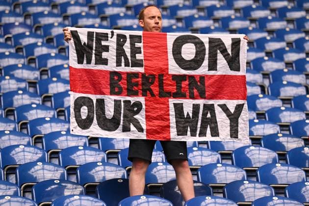 Germany Soccer Euro 2024 England - Slovakia 8720010 30.06.2024 A supporter of England unfurls a flag before the UEFA EURO, EM, Europameisterschaft,Fussball 2024 Round of 16 soccer match between England and Slovakia at the Veltins-Arena in Gelsenkirchen, Germany. Alexey Filippov Sputnik Gelsenkirchen Germany  Copyright: xAlexeyxFilippovx