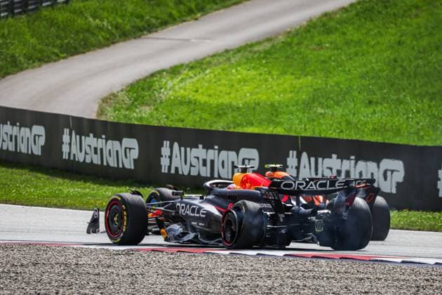 01 VERSTAPPEN Max (nld), Red Bull Racing RB20, puncture 04 NORRIS Lando (gbr), McLaren F1 Team MCL38, action during the Formula 1 Qatar Airways Austrian Grand Prix 2024, 11th round of the 2024 Formula One World Championship, WM, Weltmeisterschaft from June 28 to 30, 2024 on the Red Bull Ring, in Spielberg, Austria - F1 - AUSTRIAN GRAND PRIX 2024 DPPI Panoramic 240630_R11_AUSTRIA_DP_AV3_3604