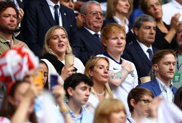 EURO 2024, England - Slowakei, Ed Sheeran unter den Zuschauern Ed Sheeran England v Slovakia, UEFA European Championship, EM, Europameisterschaft 2024, Round of 16, Football, Arena AufSchalke, Gelsenkirchen, Germany - 30 Jun 2024 EDITORIAL USE ONLY No use with unauthorised audio, video, data, fixture lists, club league logos or live services. Online in-match use limited to 120 images, no video emulation. No use in betting, games or single club league player publications. Copyright: xKieranxMcManus Shutterstockx 14562217ag