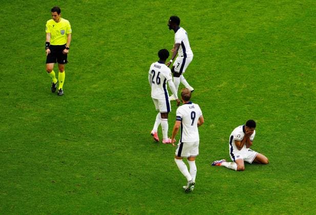 EURO 2024, England - Slowakei Bukayo Saka of England, Kobbie Mainoo of England, Harry Kane of England and Jude Bellingham of England react to referee, Halil Umut Meler England v Slovakia, UEFA European Championship, EM, Europameisterschaft 2024, Round of 16, Football, Arena AufSchalke, Gelsenkirchen, Germany - 30 Jun 2024 EDITORIAL USE ONLY No use with unauthorised audio, video, data, fixture lists, club league logos or live services. Online in-match use limited to 120 images, no video emulation. No use in betting, games or single club league player publications. Copyright: xDavexShopland Shutterstockx 14562222al