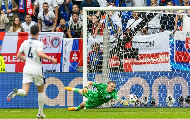 EURO 2024, England - Slowakei Football - UEFA EURO, EM, Europameisterschaft,Fussball 2024 - Round of 16 - England v Slovakia GELSENKIRCHEN, GERMANY - Sunday, June 30, 2024: England s goalkeeper Jordan Pickford during the UEFA Euro 2024 Round of 16 match between England and Slovakia at the Arena AufSchalke. (Photo by David Rawcliffe Propaganda) GELSENKIRCHEN Arena AufSchalke NORTH RHINE-WESTPHALIA GERMANY  Copyright: xDavidxRawcliffex P2024-06-30-England_Slovakia-38