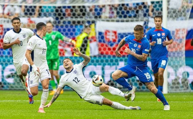 EURO 2024, England - Slowakei Football - UEFA EURO, EM, Europameisterschaft,Fussball 2024 - Round of 16 - England v Slovakia GELSENKIRCHEN, GERMANY - Sunday, June 30, 2024: England s Kieran Trippier (L) is challenged by Slovakia s Juraj Kucka during the UEFA Euro 2024 Round of 16 match between England and Slovakia at the Arena AufSchalke. (Photo by David Rawcliffe Propaganda) GELSENKIRCHEN Arena AufSchalke NORTH RHINE-WESTPHALIA GERMANY  Copyright: xDavidxRawcliffex P2024-06-30-England_Slovakia-39