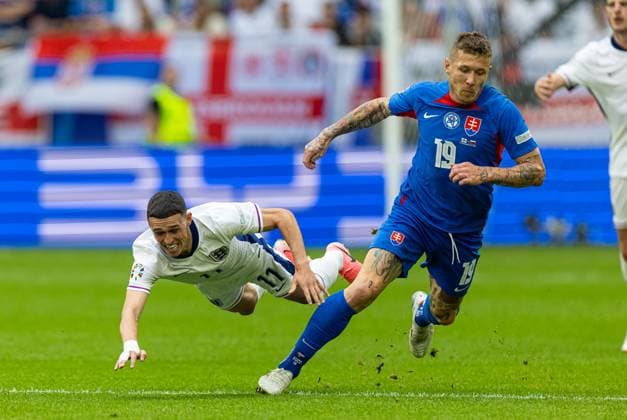 EURO 2024, England - Slowakei Football - UEFA EURO, EM, Europameisterschaft,Fussball 2024 - Round of 16 - England v Slovakia GELSENKIRCHEN, GERMANY - Sunday, June 30, 2024: England s Phil Foden (L) is challenged by Slovakia s Juraj Kucka during the UEFA Euro 2024 Round of 16 match between England and Slovakia at the Arena AufSchalke. (Photo by David Rawcliffe Propaganda) GELSENKIRCHEN Arena AufSchalke NORTH RHINE-WESTPHALIA GERMANY  Copyright: xDavidxRawcliffex P2024-06-30-England_Slovakia-44