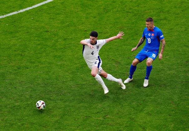EURO 2024, England - Slowakei Declan Rice of England under pressure from Juraj Kucka of Slovakia England v Slovakia, UEFA European Championship, EM, Europameisterschaft 2024, Round of 16, Football, Arena AufSchalke, Gelsenkirchen, Germany - 30 Jun 2024 EDITORIAL USE ONLY No use with unauthorised audio, video, data, fixture lists, club league logos or live services. Online in-match use limited to 120 images, no video emulation. No use in betting, games or single club league player publications. Copyright: xDavexShopland Shutterstockx 14562222aq