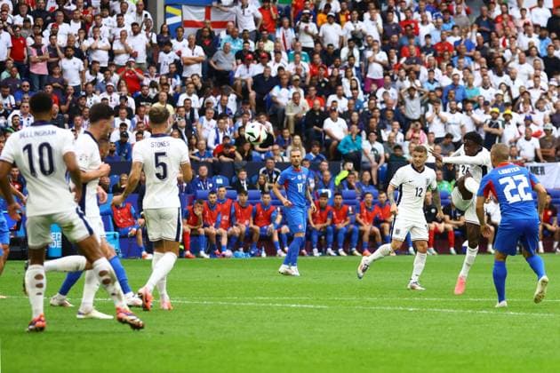 EURO 2024, England - Slowakei Kobbie Mainoo of England tries a shot England v Slovakia, UEFA European Championship, EM, Europameisterschaft 2024, Round of 16, Football, Arena AufSchalke, Gelsenkirchen, Germany - 30 Jun 2024 EDITORIAL USE ONLY No use with unauthorised audio, video, data, fixture lists, club league logos or live services. Online in-match use limited to 120 images, no video emulation. No use in betting, games or single club league player publications. Copyright: xKieranxMcManus Shutterstockx 14562217ar