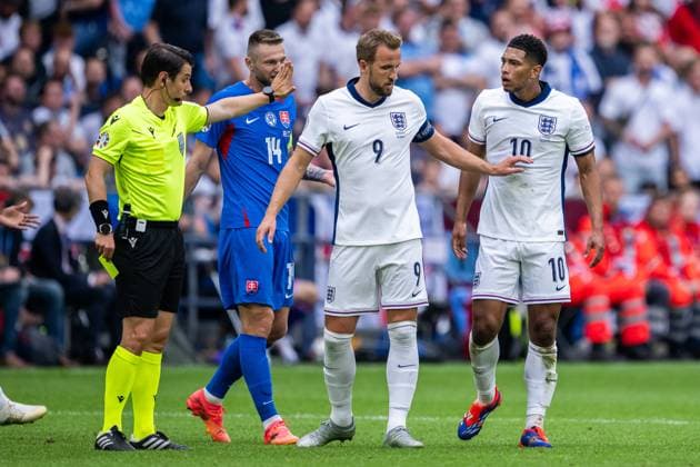 240630 Harry Kane and Jude Bellingham of England reacts during the UEFA Euro 2024 Football Championship round of 16 match between England and Slovakia on June 30, 2024 in Gelsenkirchen Photo Jesper Zerman BILDBYRAN kod JZ JZ0546 fotboll football soccer fotballs em europamästerskap em uefa euro uefa european football championship euro 2024 england slovakien slovakia bbeng dejected depp  Copyright: JESPERxZERMAN BB240630JZ055