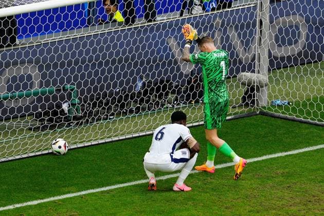 EURO 2024, England - Slowakei Jordan Pickford of England and Marc Guà hi of England react as Ivan Schranz of Slovakia scores to make it 0-1 England v Slovakia, UEFA European Championship, EM, Europameisterschaft 2024, Round of 16, Football, Arena AufSchalke, Gelsenkirchen, Germany - 30 Jun 2024 EDITORIAL USE ONLY No use with unauthorised audio, video, data, fixture lists, club league logos or live services. Online in-match use limited to 120 images, no video emulation. No use in betting, games or single club league player publications. Copyright: xDavexShopland Shutterstockx 14562222au