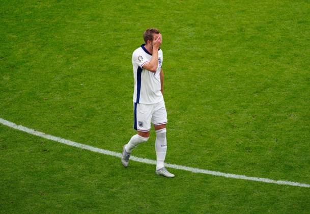 EURO 2024, England - Slowakei Harry Kane of England shows a look of dejection England v Slovakia, UEFA European Championship, EM, Europameisterschaft 2024, Round of 16, Football, Arena AufSchalke, Gelsenkirchen, Germany - 30 Jun 2024 EDITORIAL USE ONLY No use with unauthorised audio, video, data, fixture lists, club league logos or live services. Online in-match use limited to 120 images, no video emulation. No use in betting, games or single club league player publications. Copyright: xDavexShopland Shutterstockx 14562222aw