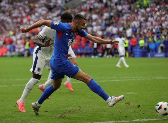 EURO 2024, England - Slowakei England v Slovakia UEFA EURO, EM, Europameisterschaft,Fussball 2024 Round of 16 Ivan Schranz of Slovakia scores their first goal during the UEFA Euro 2024 Round of 16 match between England and Slovakia at Veltins-Arena, Gelsenkirchen UK Newspapers OUT Copyright: xPaulxChestertonx FIL-20312-0084