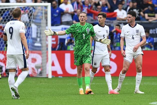 Soccer UEFA EURO 2024 Round of 16 England Slovakia on 30 06 2024 at the Arena AufSchalke in Gelsenkirchen V l n r Harry Kane England , Jordan Pickford England , John Stones England , Declan Rice England discuss disappointed xRx
