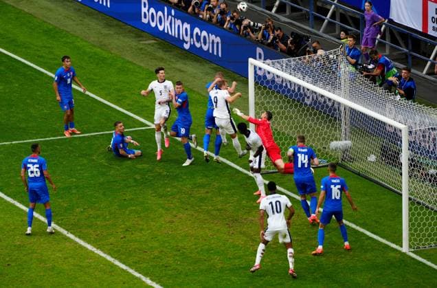 EURO 2024, England - Slowakei Slovakia defend a corner England v Slovakia, UEFA European Championship, EM, Europameisterschaft 2024, Round of 16, Football, Arena AufSchalke, Gelsenkirchen, Germany - 30 Jun 2024 EDITORIAL USE ONLY No use with unauthorised audio, video, data, fixture lists, club league logos or live services. Online in-match use limited to 120 images, no video emulation. No use in betting, games or single club league player publications. Copyright: xDavexShopland Shutterstockx 14562222be