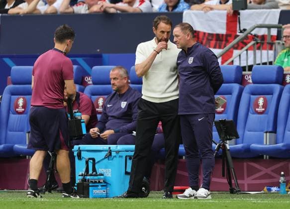 EURO 2024, England - Slowakei England v Slovakia UEFA EURO, EM, Europameisterschaft,Fussball 2024 Round of 16 England Manager Gareth Southgate and England Assistant Manager Steve Holland during the UEFA Euro 2024 Round of 16 match between England and Slovakia at Veltins-Arena, Gelsenkirchen UK Newspapers OUT Copyright: xPaulxChestertonx FIL-20312-0103