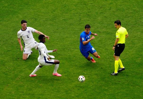 EURO 2024, England - Slowakei Kobbie Mainoo of England us challenged by David Strelec of Slovakia England v Slovakia, UEFA European Championship, EM, Europameisterschaft 2024, Round of 16, Football, Arena AufSchalke, Gelsenkirchen, Germany - 30 Jun 2024 EDITORIAL USE ONLY No use with unauthorised audio, video, data, fixture lists, club league logos or live services. Online in-match use limited to 120 images, no video emulation. No use in betting, games or single club league player publications. Copyright: xDavexShopland Shutterstockx 14562222bg