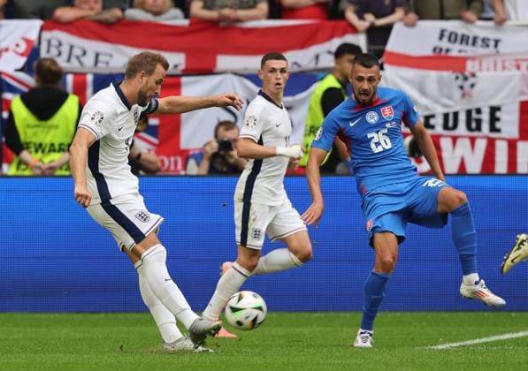 EURO 2024, England - Slowakei England v Slovakia UEFA EURO, EM, Europameisterschaft,Fussball 2024 Round of 16 Harry Kane of England puts a cross into the box during the UEFA Euro 2024 Round of 16 match between England and Slovakia at Veltins-Arena, Gelsenkirchen UK Newspapers OUT Copyright: xPaulxChestertonx FIL-20312-0110
