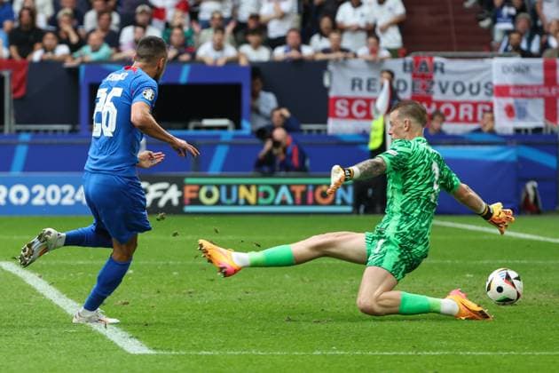 Euro 2024 England Slovakia on 30 06 2024 at the Arena AufSchalke in Gelsenkirchen Ivan Schranz Slovakia, 26 scores the goal against goalkeeper Jordan Pickford England, 1 to make it 0 - 1 MH