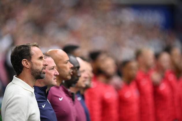 EURO 2024, England - Slowakei Germany Soccer Euro 2024 England - Slovakia 8720109 30.06.2024 England s head coach Gareth Southgate, left, and England s players listen to the national anthem before the UEFA EURO, EM, Europameisterschaft,Fussball 2024 Round of 16 soccer match between England and Slovakia at the Veltins-Arena in Gelsenkirchen, Germany. Alexey Filippov Sputnik Gelsenkirchen Germany  Copyright: xAlexeyxFilippovx